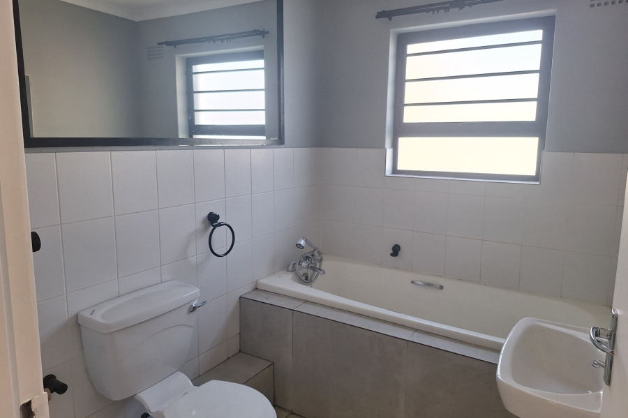 To Let 4 Bedroom Property for Rent in Protea Village Western Cape